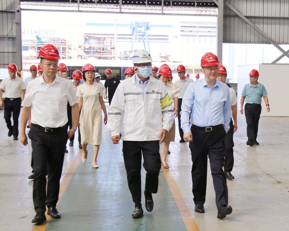 啟東市委書記楊中堅一行蒞臨子公司潤邦海洋焊接培訓車間開展現場調研(圖1) 啟東市委書記楊中堅一行蒞臨子公司潤邦海洋焊接培訓車間開展現場調研(圖1)