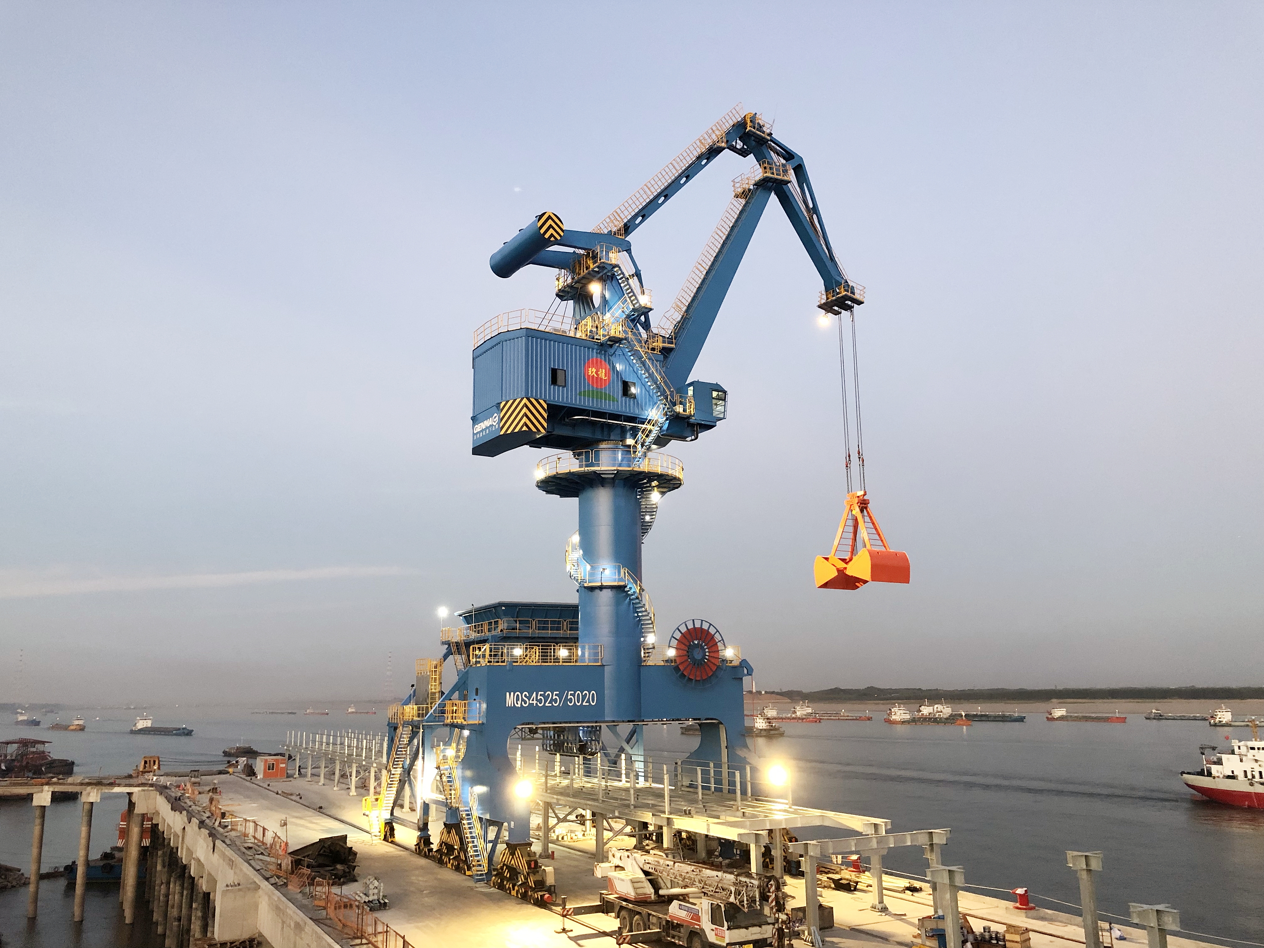 GENMA成功中標海外客戶兩臺多功能門座式起重機訂單(圖1)