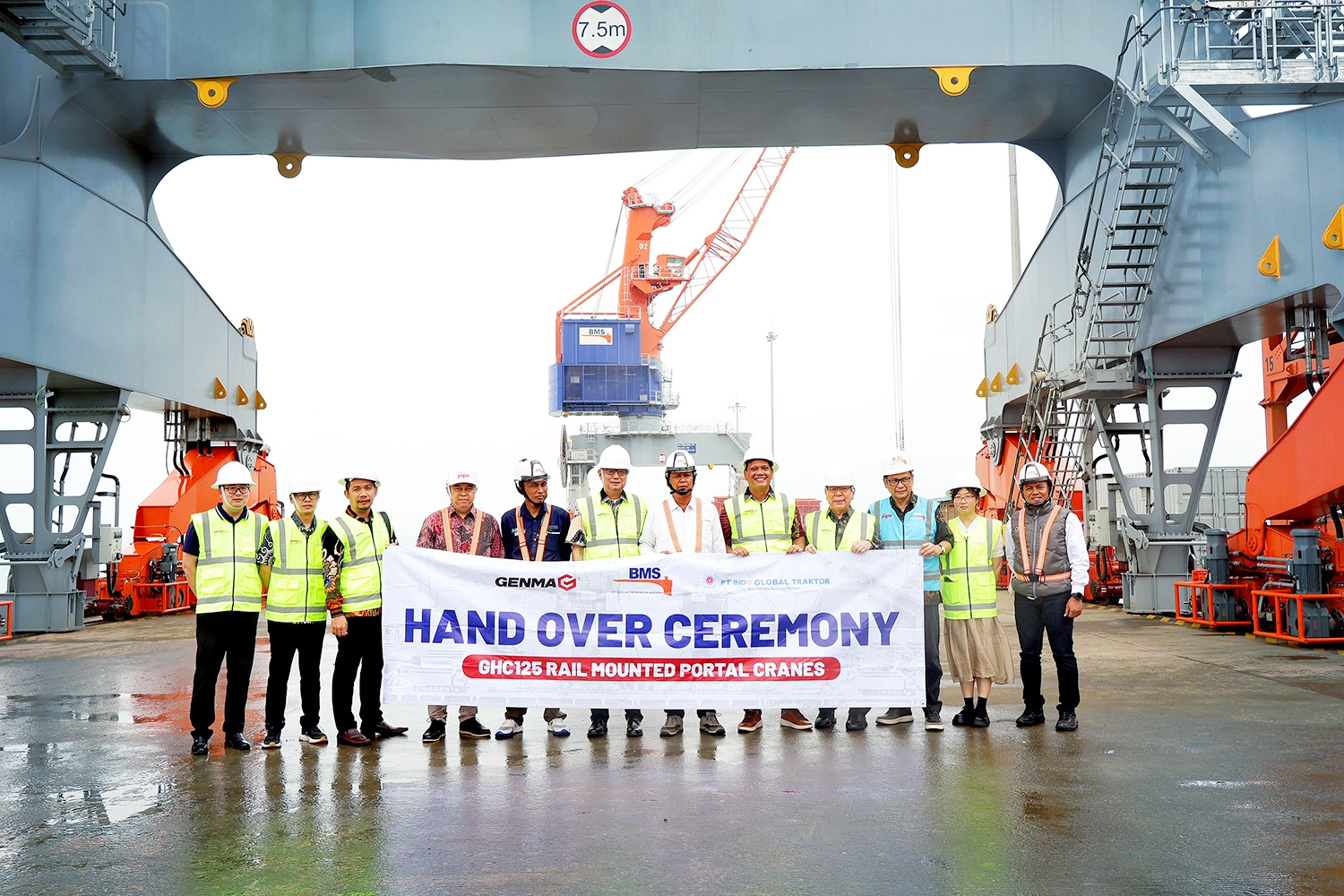 GENMA交付BMS兩臺(tái)移動(dòng)式港口起重機(jī)(圖1)